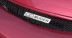 Эмблема (шильдик) решетки радиатора Mugen Nissan Almera N16 седан дорестайлинг (2000-2003)