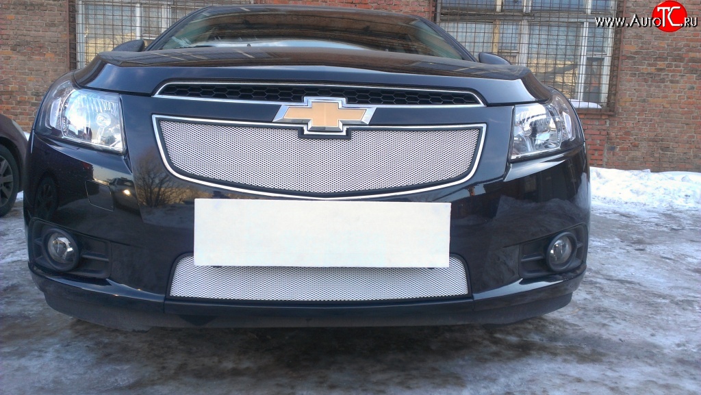 1 559 р. Нижняя сетка на бампер Russtal (хром)  Chevrolet Cruze ( J300,  J305) (2009-2015) седан дорестайлинг, хэтчбек дорестайлинг, седан рестайлинг, хэтчбек рестайлинг  с доставкой в г. Новочеркасск