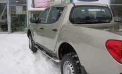 22 749 р. Защита порогов Russtal из трубы d76 мм с пластиковыми вставками для ног Mitsubishi L200 4  дорестайлинг (2006-2014) (Защита порогов с со скосами на торцах (вариант 1))  с доставкой в г. Новочеркасск. Увеличить фотографию 2