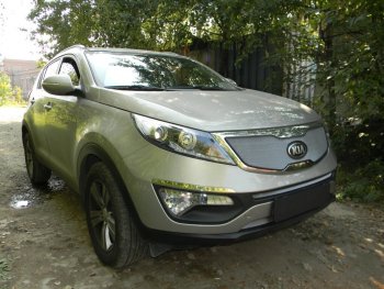 3 589 р. Защитная сетка в бампер (верх, ячейка 3х7 мм) Alfeco Стандарт  KIA Sportage  3 SL (2010-2014) дорестайлинг (Хром)  с доставкой в г. Новочеркасск. Увеличить фотографию 3