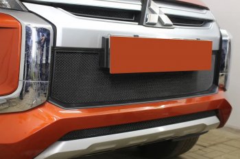 2 559 р. Защитная сетка в бампер (низ, ячейка 3х7 мм) Alfeco Стандарт  Mitsubishi L200  5 KK,KL (2018-2022) рестайлинг (Чёрная)  с доставкой в г. Новочеркасск. Увеличить фотографию 2