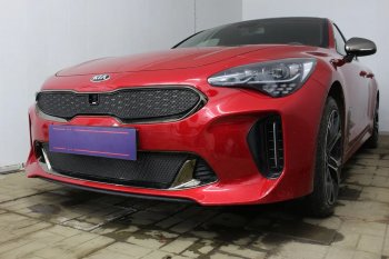 5 999 р. Защитная сетка в бампер (верх, ячейка 4х10 мм) Alfeco Премиум KIA Stinger (2017-2025) (Чёрная)  с доставкой в г. Новочеркасск. Увеличить фотографию 2