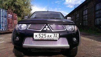 4 949 р. Защитная сетка в бампер (низ, ячейка 4х10 мм) Alfeco Премиум  Mitsubishi L200  4 (2006-2014)  дорестайлинг (Хром)  с доставкой в г. Новочеркасск. Увеличить фотографию 2