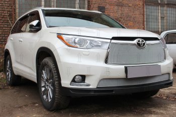 4 199 р. Защитная сетка в бампер (низ, ячейка 4х10 мм) Стрелка11 Премиум Toyota Highlander XU50 дорестайлинг (2013-2017) (Хром)  с доставкой в г. Новочеркасск. Увеличить фотографию 2