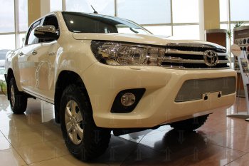 4 499 р. Защитная сетка в бампер (низ, ячейка 4х10 мм) Стрелка11 Премиум Toyota Hilux AN120 дорестайлинг (2016-2020) (Хром)  с доставкой в г. Новочеркасск. Увеличить фотографию 2