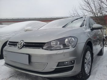 4 299 р. Защитная сетка в бампер (низ, ячейка 4х10 мм) Стрелка11 Премиум Volkswagen Golf 7 рестайлинг, хэтчбэк 5 дв. (2017-2020) (Хром)  с доставкой в г. Новочеркасск. Увеличить фотографию 2