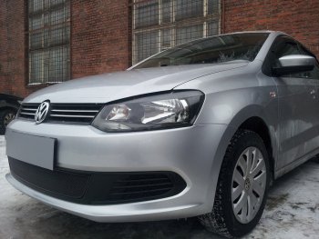 4 199 р. Защитная сетка в бампер (низ, ячейка 4х10 мм) Стрелка11 Премиум Volkswagen Polo 5 седан дорестайлинг (2009-2015) (Чёрная)  с доставкой в г. Новочеркасск. Увеличить фотографию 3