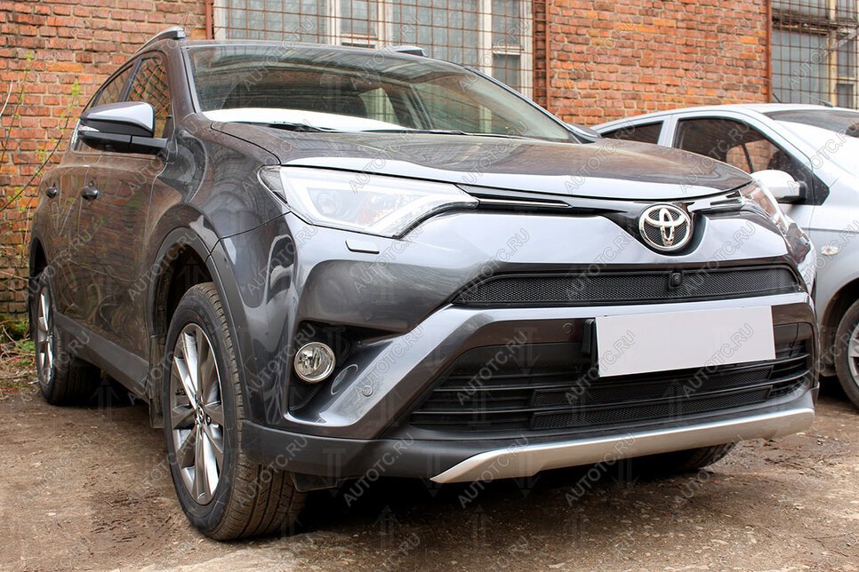 2 799 р. Защита радиатора (верх с камерой) Стрелка11 Стандарт  Toyota RAV4  XA40 (2015-2019) 5 дв. рестайлинг (черная)  с доставкой в г. Новочеркасск