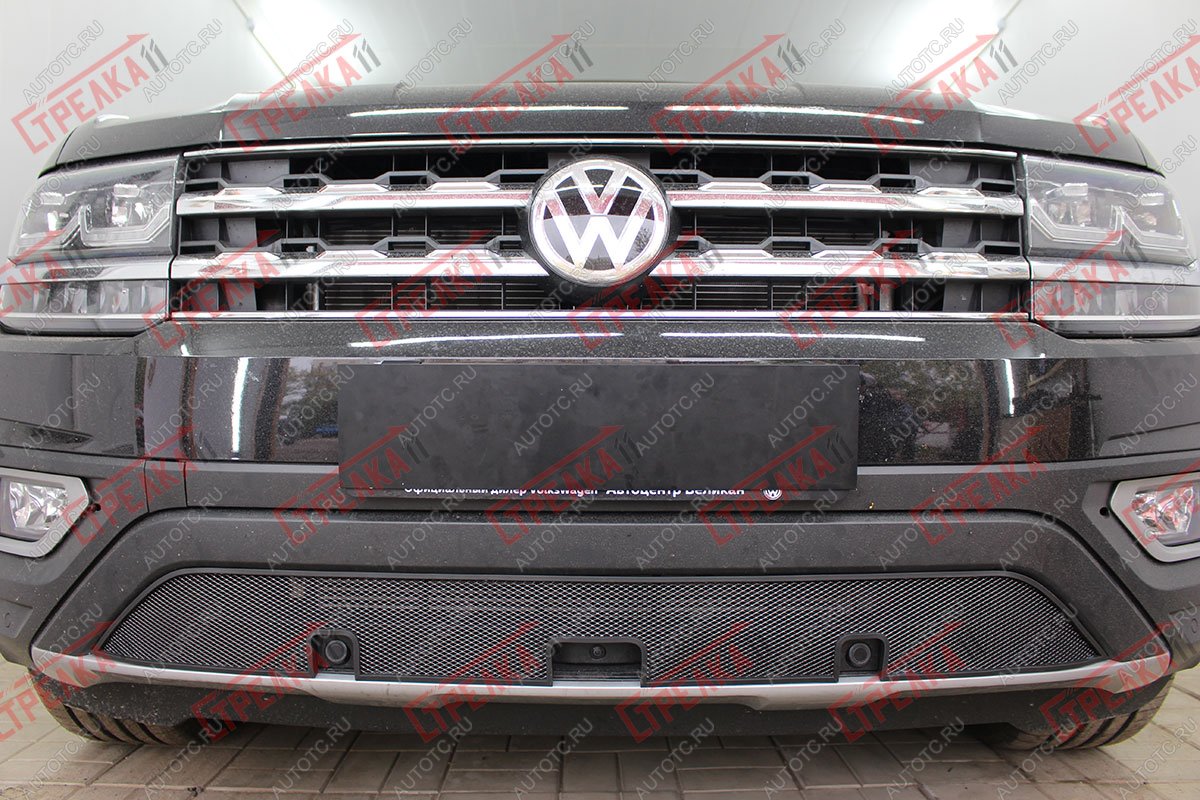 3 399 р. Защита радиатора (низ с камерой и парктроником) Стрелка11 Стандарт  Volkswagen Teramont  CA1 (2016-2020) дорестайлинг (черная)  с доставкой в г. Новочеркасск