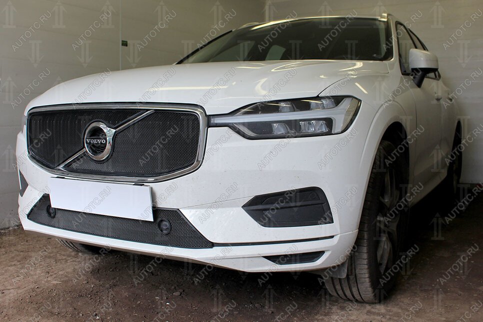 3 899 р. Защита радиатора (Inscription) (верх 2 части) Стрелка11 Стандарт  Volvo XC60 (2017-2022) (черная)  с доставкой в г. Новочеркасск