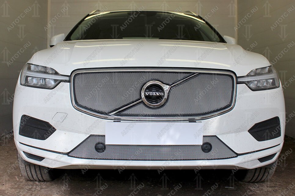 4 099 р. Защита радиатора (Inscription) (верх 2 части) Стрелка11 Стандарт  Volvo XC60 (2017-2022) (хром)  с доставкой в г. Новочеркасск