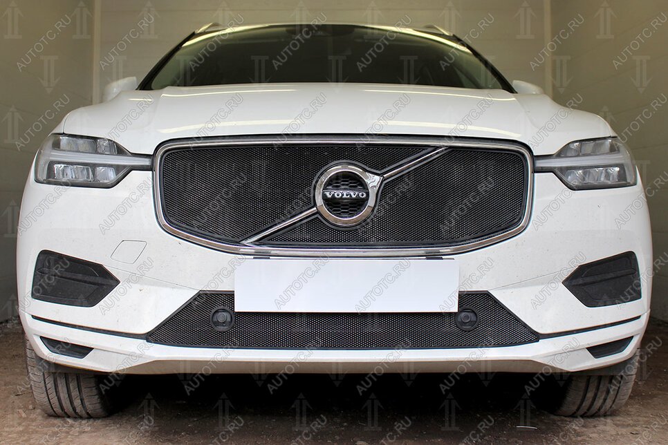 3 899 р. Защита радиатора (R-Design) (верх 2 части) Стрелка11 Стандарт  Volvo XC60 (2017-2022) (черная)  с доставкой в г. Новочеркасск