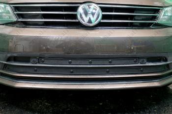 Зимняя заглушка решетки радиатора (3 части с парктроником) Стрелка11 Volkswagen Jetta A6 седан рестайлинг (2015-2018)  (черная)