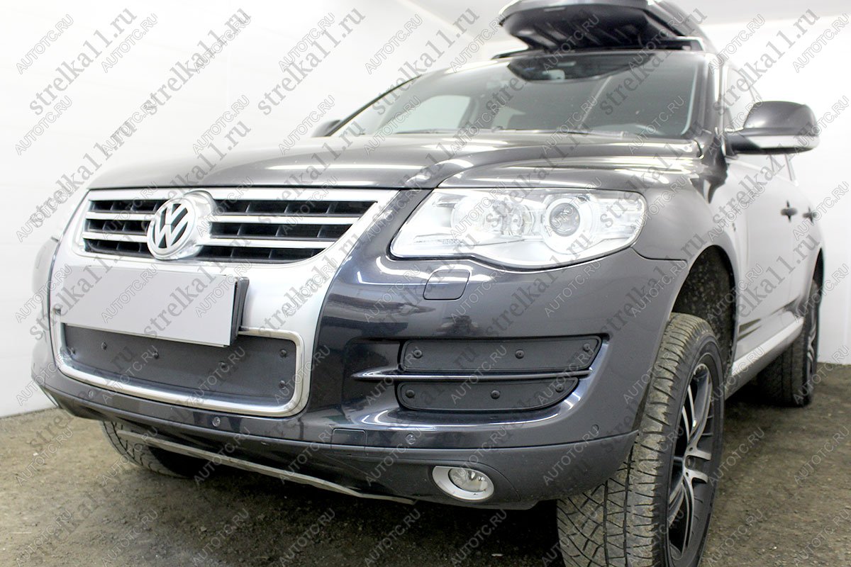 799 р. Зимняя заглушка решетки радиатора (боковая 4 части) Стрелка11  Volkswagen Touareg  GP (2006-2010) рестайлинг (черная)  с доставкой в г. Новочеркасск