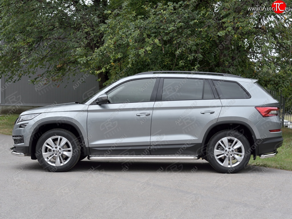 21 749 р. Порожки для ног (труба Ø63) Russtal Skoda Kodiaq NU7 дорестайлинг (2017-2021) (Вариант 2 (лист алюм, проф.сталь))  с доставкой в г. Новочеркасск