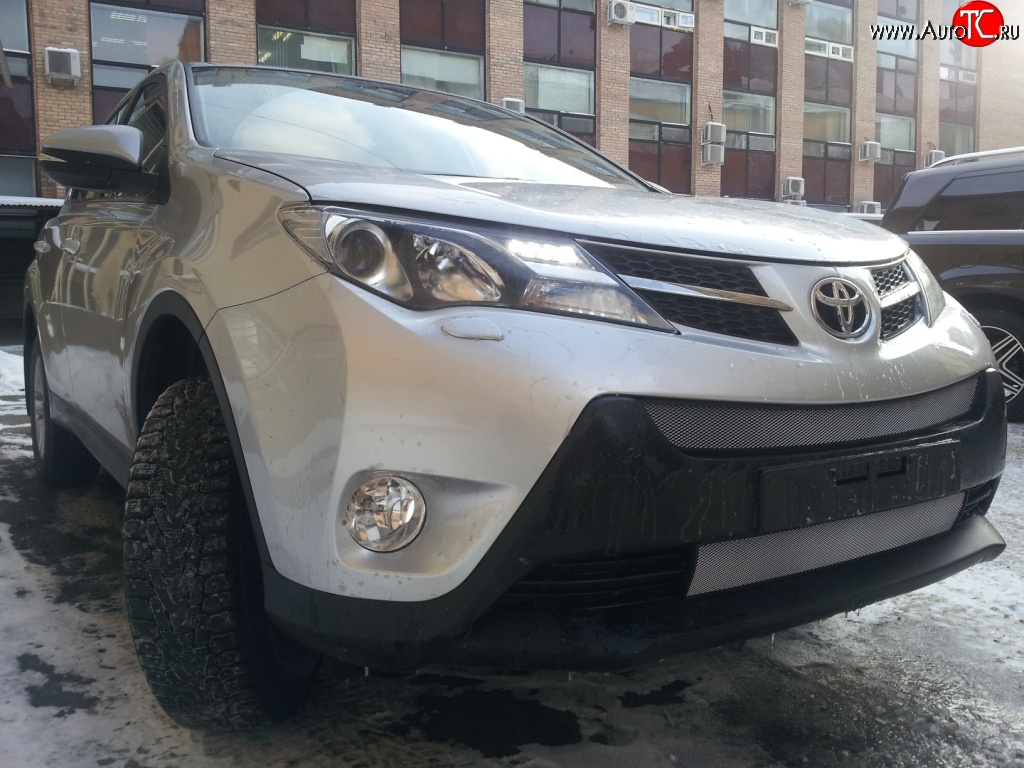 1 539 р. Нижняя сетка (для комплектации Стандарт) на бампер Russtal (хром)  Toyota RAV4  XA40 (2012-2015) 5 дв. дорестайлинг  с доставкой в г. Новочеркасск