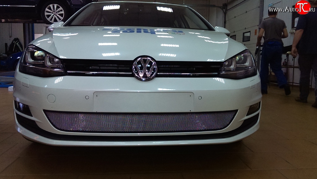 1 539 р. Сетка на бампер Russtal (хром) Volkswagen Golf 7 дорестайлинг, хэтчбэк 5 дв. (2012-2017)  с доставкой в г. Новочеркасск