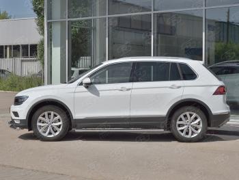 31 649 р. Защита порогов (Ø120х60 мм с проступью, NOT R-LINE) Russtal Volkswagen Tiguan Mk2 рестайлинг (2020-2022) (полированная нержавейка)  с доставкой в г. Новочеркасск. Увеличить фотографию 2